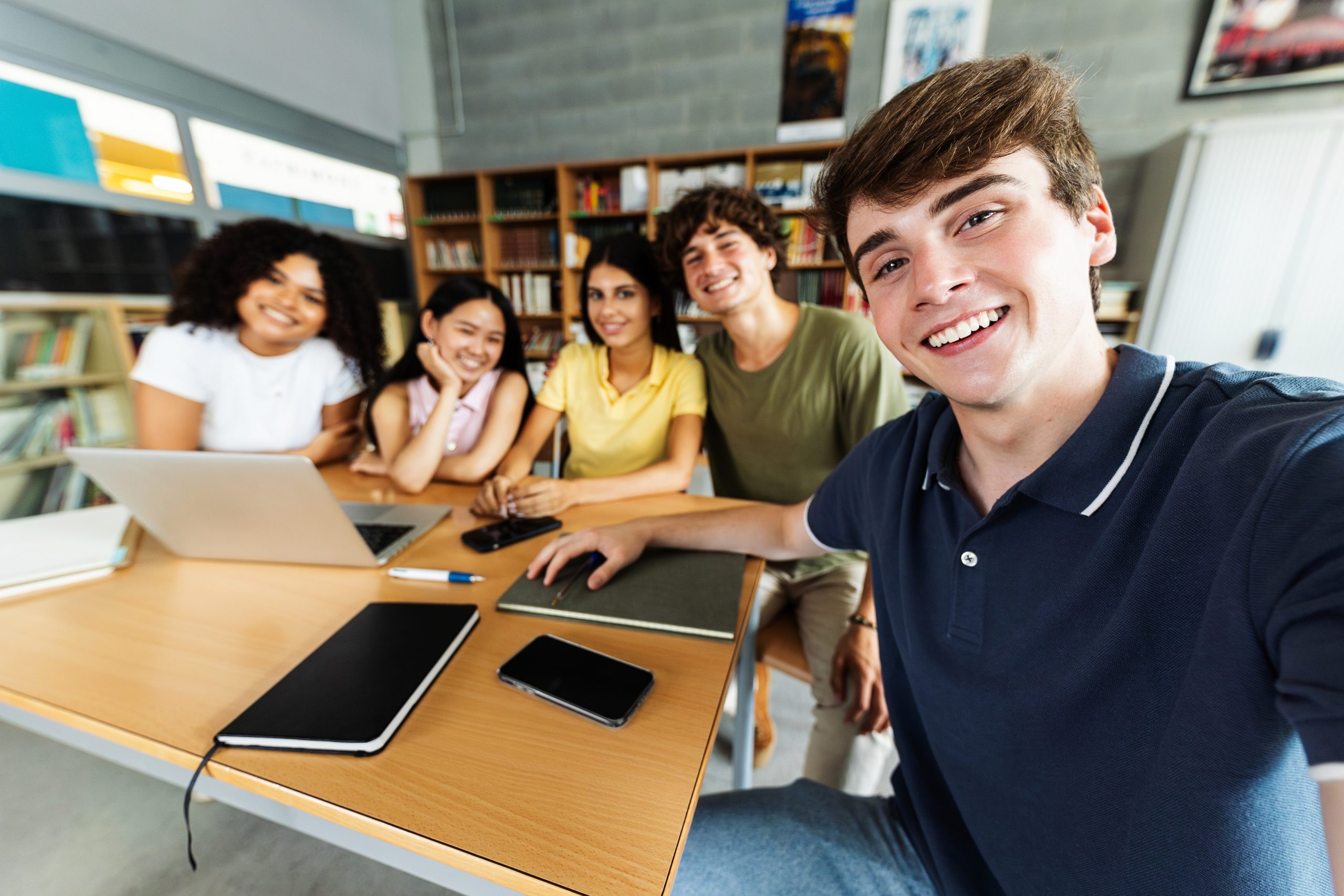 Empowering Students: The Benefits of Virtual Tutoring Systems in Online Education: